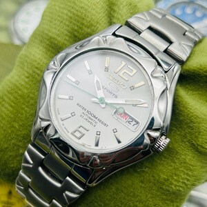 Vintage 1990 Seiko 5 Automatic Day-Date Japanese Men's Wrist Watch Silver Dial-Ref 7S26