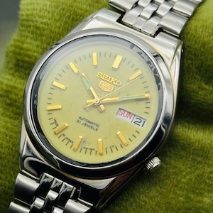 Vintage 1990&#39;s Seiko 5 Automatic Day-Date Japanese Men&#39;s Wrist Watch Green Dial,Glow in Dark-Ref 7S26