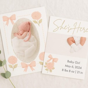 Plantilla de postal para anunciar el nacimiento de una niña: Lazo rosa y hortensias, diseño editable de Canva, recién nacida