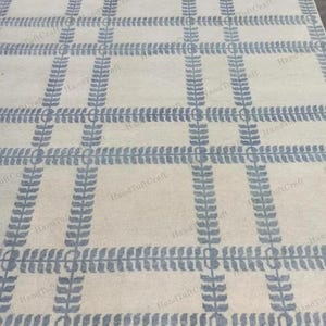 Alfombra Oushak de lana anudada a mano: estilo turco azul y crema, hecha a medida