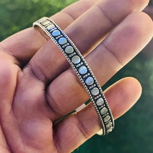 Handgemachter Armreif aus Sterlingsilber mit Punkten