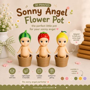 Op de afbeelding: Drie 3D-geprinte bruine bloempotten, elk met een klein figuurtje met een fruitvormig hoedje: een groene watermeloen, een rode aardbei en een gele peer. De tekst luidt 3D PRINTED Sonny Angel Flower Pot, designed to hold your sonny angel securely, available in multiple colors, fits sonny angel perfectly en sonny angel not included.