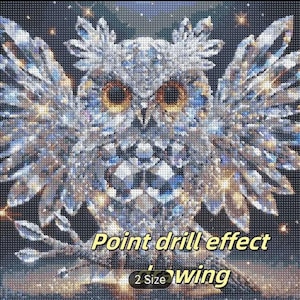 K&ouml;nnte beinhalten: Ein Diamantgem&auml;lde einer Eule mit ausgebreiteten Fl&uuml;geln vor einem Sternenhimmel. Die Eule ist in Wei&szlig;-, Blau- und Goldt&ouml;nen gehalten, mit detaillierten Augen. Der Text "Point drill effect" und "2 Size wing" sind sichtbar.