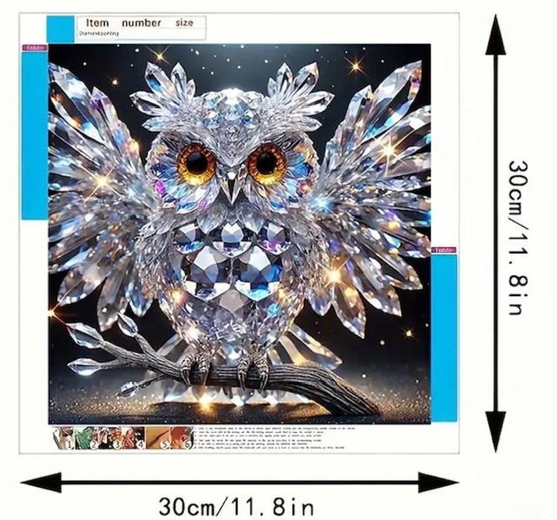 K&ouml;nnte beinhalten: Ein Diamant-Malset mit einer glitzernden Eule mit ausgebreiteten Fl&uuml;geln, die auf einem Ast sitzt. Das Kunstwerk ist 30 cm gro&szlig;. Der K&ouml;rper und die Fl&uuml;gel der Eule bestehen aus kristallartigen Facetten. Die Eule hat gro&szlig;e, goldene Augen.
