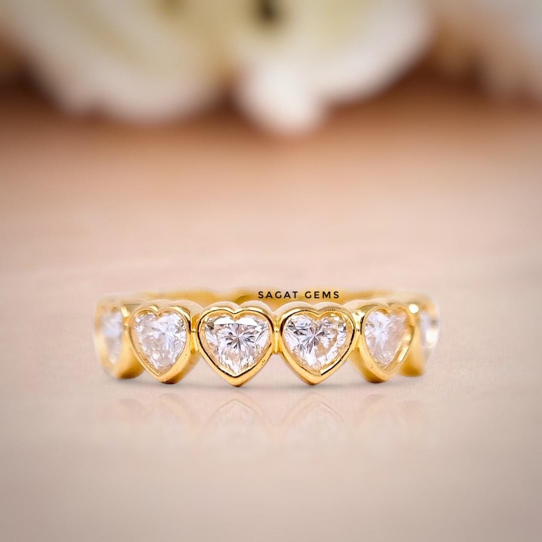 Anillo de compromiso de moissanita incolora en forma de corazón/Anillo de eternidad de moissanita con bisel en forma de corazón en oro amarillo sólido de 14 k