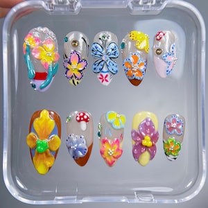 Fleur de jardin enchantée : ongles à presser colorés en 3D avec fleurs et papillons | ongles fleurs faits main | Appui long sur les ongles avec des fleurs
