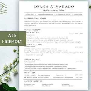 Pode incluir: Um modelo de currículo profissional com o nome "Lorna Alvarado" no topo. O currículo inclui seções para perfil profissional, experiência de trabalho, educação e área de especialização. Uma caneta e detalhes florais estão à direita.
