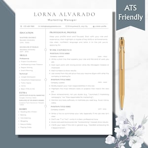 Könnte beinhalten: Eine Lebenslaufvorlage mit dem Namen LORNA ALVARADO, Marketing Manager, und Kontaktinformationen. Der Lebenslauf enthält Abschnitte für Ausbildung, Fähigkeiten, Berufserfahrung und Hobbys. Ein goldener Stift und florale Akzente befinden sich auf der rechten Seite.