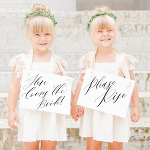 Borden bloemenmeisje ringdrager - set van 2 trouwborden | Here Comes the Bride + Please Rise Banners-script 2164