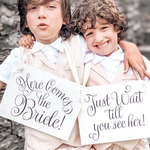 Conjunto de 2 carteles procesionales de boda: "Aquí viene la novia" y "¡Espera hasta verla!"
