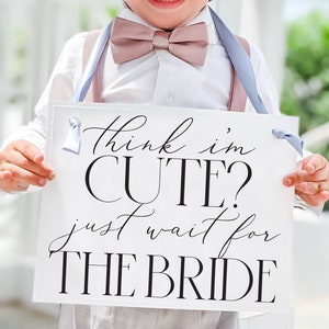 リングベアラーとフラワーガールのための面白い結婚式サイン - 私がかわいいと思いますか？花嫁を待ってください 3064