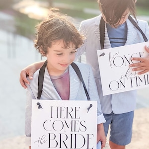 Set van 2 grappige trouwborden voor ceremonie ringdrager bloemenmeisje - Here Comes The Bride + For Once She&#39;s On Time 3062
