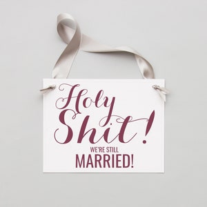 Faixa engraçada de aniversário | "Puta merda, ainda estamos casados!" | Placa de papel artesanal | Adereço para fotos de casamento