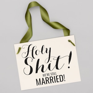 Heilige Scheiße, wir sind immer noch verheiratet. Schild, Jubiläumsparty-Banner, Feier-Dekoration, 10. 20., 30., 40. Hochzeitstag, Erneuerung des Gelübdes 1944