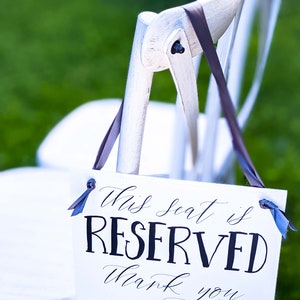 この席は予約済みですバナー – 結婚式やイベントの椅子の装飾 – リボンとフォントカラーオプション付きのエレガントな紙の座席マーカー – セレモニーサイン