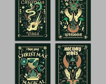 Puede incluir: Cuatro láminas rectangulares de color verde oscuro con ilustraciones en crema y verde. Los diseños incluyen un cráneo, manos, un reloj de arena y un cráneo con cuernos, con el texto Cosmic Christmas Vibes, Witchy Wishes, I hope your Christmas is Magical y Holiday Vibes.