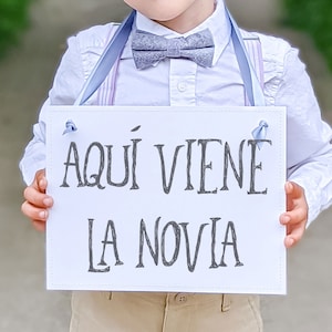 Aquí Viene La Novia Wedding Sign - Spaanse Ceremonie Banner - Tweetalig Bruiloft Decor