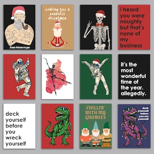 Könnte beinhalten: Ein Set mit 10 Weihnachtskarten mit verschiedenen humorvollen Illustrationen und Weihnachtsgrüßen. Die Karten zeigen ein Skelett in einem Weihnachtsmann-Hut, einen meditierenden Weihnachtsmann, einen Dinosaurier mit Weihnachtslichtern und einen Astronauten in einem Weihnachtsmann-Hut.