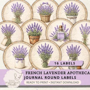 Può includere: Una collezione di 16 etichette rotonde con illustrazioni di lavanda. Le etichette presentano bouquet di lavanda, piante in vaso e una bottiglia di olio di lavanda. Il design include il testo "French Lavender Apothecary Journal Round Labels".