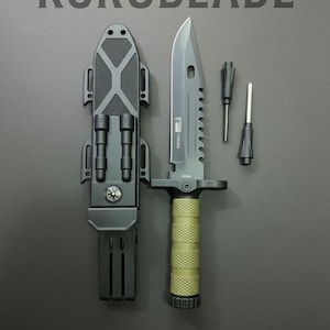Puede incluir: Un juego de cuchillo táctico negro y verde con el texto "KUROBLADE". El juego incluye un cuchillo con una hoja dentada, un mango texturizado verde, una funda y dos herramientas adicionales. La funda tiene una brújula.