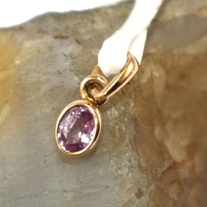 Precioso colgante de zafiro rosa diminuto disponible en oro y plata. Máxima calidad al mejor precio. Artista experto con más de 40 años de experiencia.