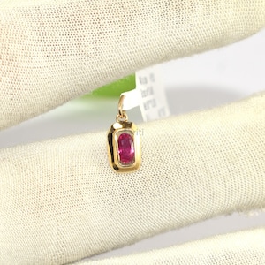 Colgante de rubí pequeño en oro macizo de 14 quilates / Charm con engaste biselado / Joyería fina minimalista / Colgante de collar con piedra natal de julio