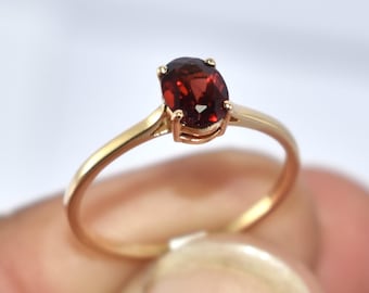 Anillo de oro macizo de 14 quilates con granate 100 % natural / Anillo ovalado con piedra preciosa roja para ella / Joyería con piedra de nacimiento de enero / Anillo de promesa de oro de 14 quilates