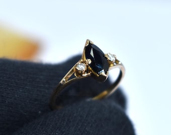 Anillo de oro macizo con zafiro azul marquesa y diamantes. Anillo de compromiso artesanal de inspiración vintage. Delicada joya con la piedra natal de septiembre.