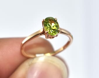 Anillo ovalado de peridoto en oro macizo de 14 quilates, anillo de bodas con piedra preciosa de peridoto, anillo de peridoto dorado, anillo de oro delicado, anillo de piedra verde, anillo solitario de peridoto