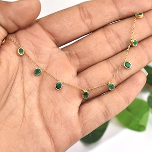 Sierlijke Emerald Station-armband - 14 kt gouden schakelarmband - minimalistische groene edelsteenarmband - delicate alledaagse armband