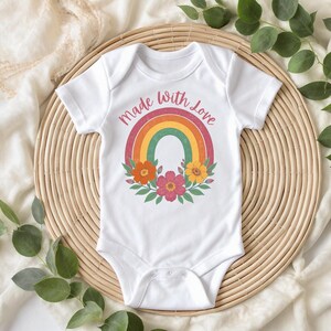 Süßer Baby-Body mit Liebe gemacht Digital PNG 300dpi Baby Bodysuit, Babyparty, Baby Outfit, Benutzerdefinierte Babypartygeschenk, Neugeborenen Outfit, Geschenk