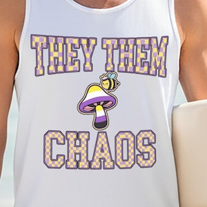 Puede incluir: Camiseta sin mangas blanca con el texto "THEY THEM CHAOS" en letras a cuadros moradas y amarillas. Un dibujo animado de abeja y hongo está centrado encima de la palabra "CHAOS". La persona sostiene una tabla de surf.