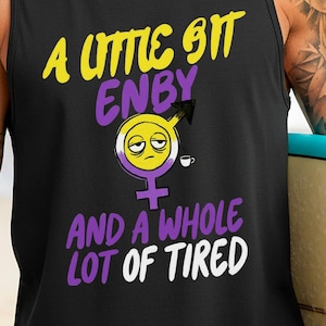Puede incluir: Camiseta sin mangas negra con el texto "A LITTLE BIT ENBY AND A WHOLE LOT OF TIRED" en amarillo y morado. El gráfico incluye un símbolo de género con una cara somnolienta y una taza de café. La camiseta sin mangas se usa en una playa.
