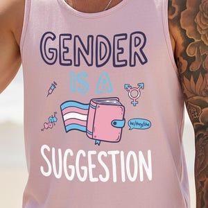 Puede incluir: Camiseta sin mangas rosa claro con el texto "GENDER IS A SUGGESTION" en azul y blanco. El diseño incluye una bandera transgénero, una cartera y otros gráficos. La camiseta sin mangas es sin mangas.