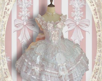 Op de afbeelding: Een lichtroze en witte Lolita-stijl jurk met meerdere lagen ruches, kant en strikken. De jurk wordt getoond op een mannequin met een parelketting. De achtergrond heeft een roze en wit gestreept patroon met decoratieve strikken.