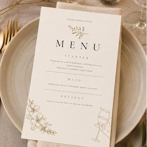 Op de afbeelding: Een beige menukaart met het woord 'MENU' in een schreefletter. Het menu bevat voorgerechten, hoofdgerechten en desserts. Bloemen en botanische illustraties sieren de kaart. De kaart ligt op een beige servet en een wit bord.