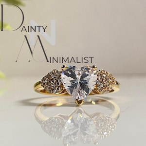 Anillo de corazón de 14k con 3 corazones de moissanita, anillo de compromiso minimalista, anillo solitario moderno para ella, anillo delicado, anillo de promesa para ella