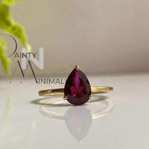 Anel de Rubi em Formato de Pera em Ouro 14K com Gema em Formato de Gota - Joia Minimalista com Gema Vermelha - Presente Ideal para o Nascimento de Julho - Anel Elegante de Promessa, Aniversário ou Natal