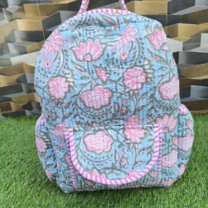 Puede incluir: Un letrero de madera rústica con el texto "Welcome to our home" en letras blancas. El letrero presenta un acabado envejecido y un diseño simple y acogedor, ideal para un porche o entrada.