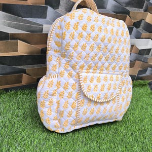 Mochila acolchada de algodón estampada a mano, bolso de viaje y escolar liviano, mochila de hombro hecha a mano.