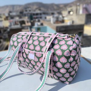 handgedrucke baumwolltasche. Handgemachte gesteppte Reisetasche mit Blumendruck, große Weekender-Reisetasche