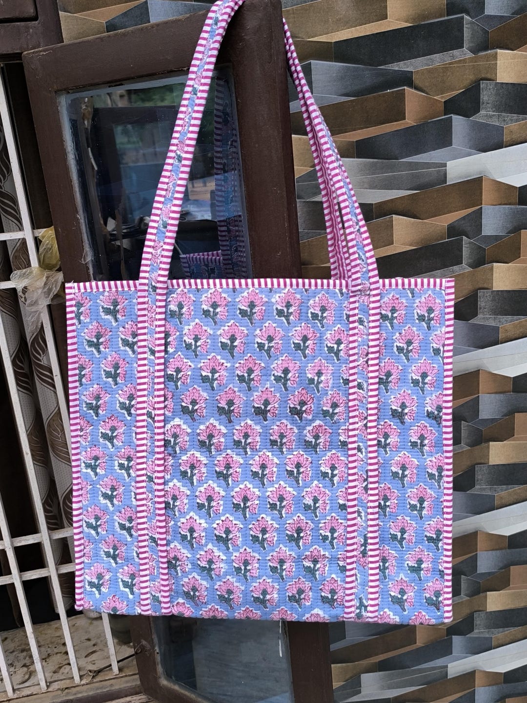 ハンドメイドの花柄キルティングトートバッグ：インドのブロック