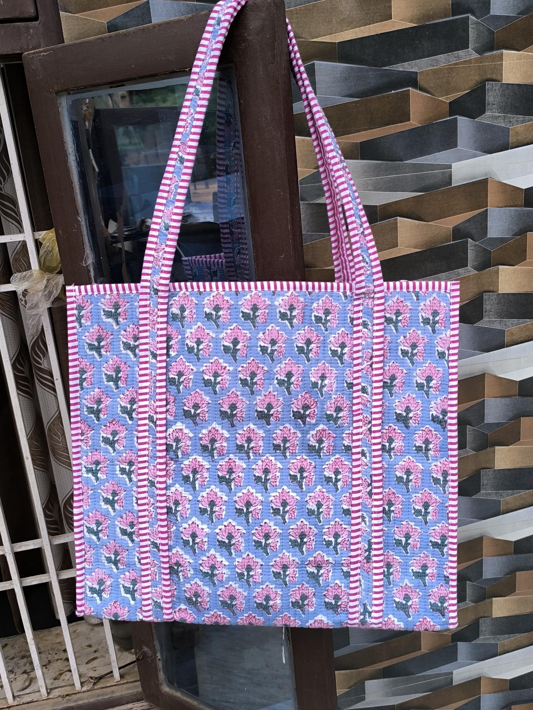 ハンドメイドの花柄キルティングトートバッグ：インドのブロック
