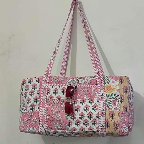 ハンドメイドの花柄キルティングトートバッグ：インドのブロック