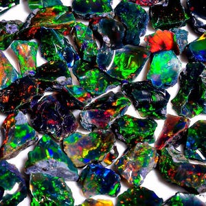 Opale noire d'Éthiopie brute, opale noire brute, opale de feu Welo, opale de feu noire brute, opale noire naturelle brute pour la fabrication de bijoux, lot de 100 CTS.