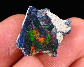 Surowy opal, naturalny czarny opal, kamień opalowy 16,35 ct, surowy opal Welo do wyrobu biżuterii, surowy opal wieloogniowy, opal 24x22x11 mm