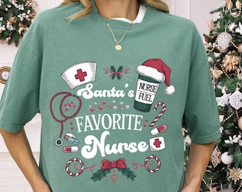 Enfermera favorita de Papá Noel, regalo para enfermera, camiseta festiva de enfermera, camiseta alegre de enfermera, camiseta festiva de enfermera titulada