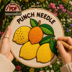 Puede incluir: Un bastidor de bordado con un diseño de aguja mágica de limones y hojas. El texto "PUNCH NEEDLE" y "4 DIFFERENT SIZES" están incluidos. Los limones son amarillos y naranjas, con hojas verdes. El fondo es de color lino natural.