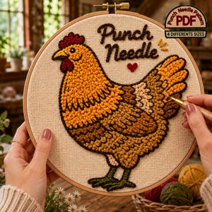 Op de afbeelding: Een afgewerkte punch needle borduurring met een gedetailleerd kippenontwerp in tinten geel, bruin en beige. De tekst "Punch Needle" en een hartje staan boven de kip. Een punch needle tool is zichtbaar.
