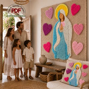 Puede incluir: Un tapiz de pared beige con una figura religiosa con una túnica azul y un halo amarillo, rodeada de corazones rosas y morados. El texto "Punch Needle PDF" y "4 DIFFERENT SIZES" es visible. Una familia está de pie frente a la obra de arte.